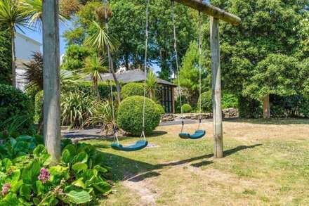 Idyllic Summerhouse Annexe set in lush gardens in Fowey Town Centre