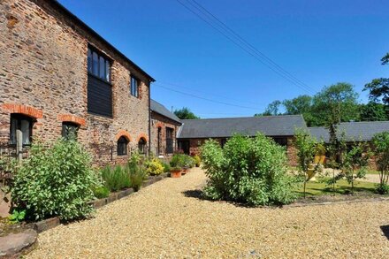 RAINSBURY HOUSE, pet friendly, character holiday cottage in Dulverton