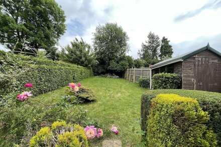 Modern, Spacious House with Garden and Parking