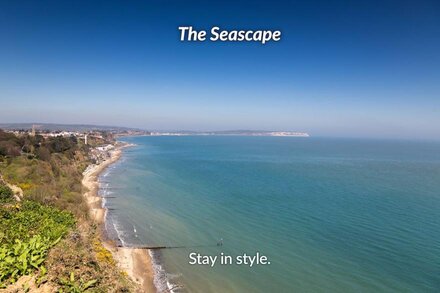 The Seascape, luxury 3 bed apartment with panoramic sea views, garden & hot tub