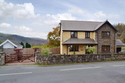 4 bedroom accommodation in Lower Cwm-twrch, near Ystradgynlais