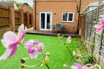 3 BEDROOM HOUSE * SLEEPS 6 * PARKING * GARDEN