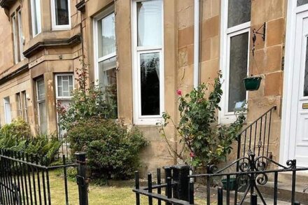 Super Spacious Victorian 3 BR main door flat Shawlands/Hampden Park near by