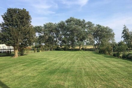 4 Bedroom Beach Bungalow with Dog-friendly Garden on South Beach, Heacham