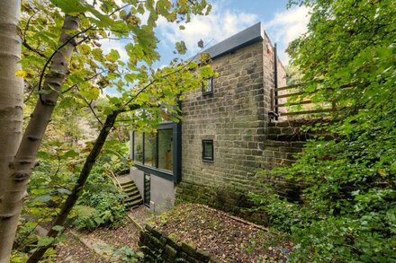 Luxury Detached Woodland View Retreat in Cragg Vale, near Hebden Bridge