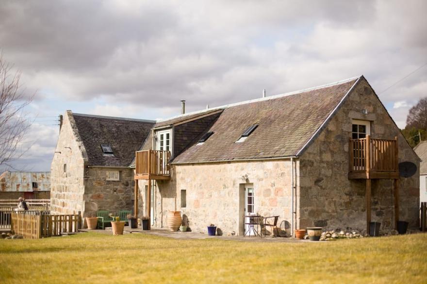 The Maltings - Highland lodge with hot tub and summer house