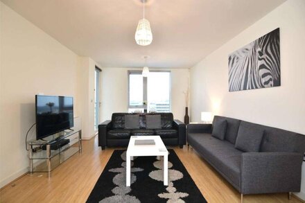 Modern, stylish city centre apartment near train station