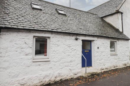 3 DUNROBIN STREET, pet friendly, with a garden in Tain