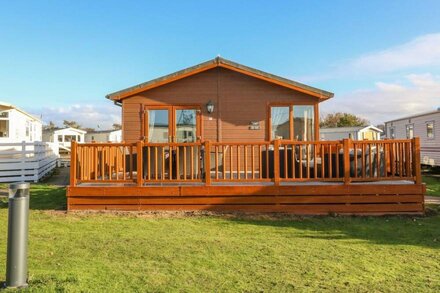 SEABREEZE LODGE, family friendly, with a garden in Porthmadog