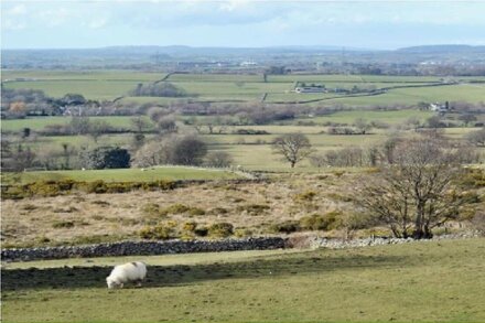 Detached large cottage with hot tub close to zip world and Snowdon