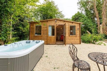 COPPERBEECH - ROMANTIC ESCAPE | SLEEPS 2 | HOT TUB | BBQ | PATIO | WI-FI