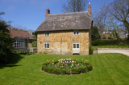 Pretty Thatched Cosy Cottage in Symondsbury Village, Dorset, 4 Star Gold Rating