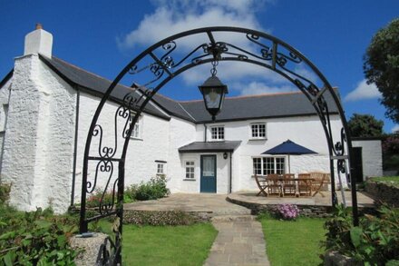 The Old Farmhouse - Four Bedroom House, Sleeps 6