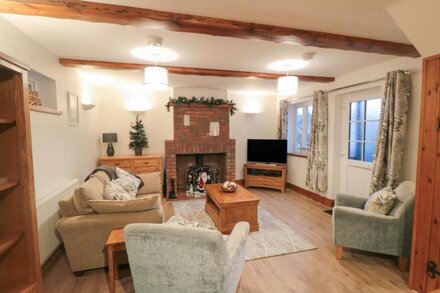 RAMBLERS COTTAGE, pet friendly, character holiday cottage in Sleights