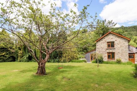 FOXGLOVE COTTAGE, family friendly, with hot tub in Bodmin