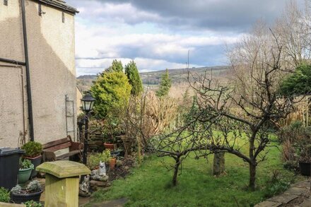 GERALDENE, romantic, character holiday cottage in Holmfirth