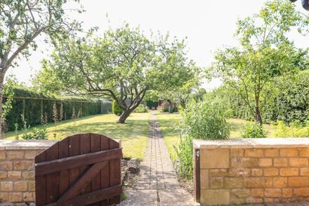 WELL COTTAGE, pet friendly, with open fire in Bourton-On-The-Water