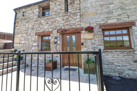 BIRKETT BARN, family friendly, with hot tub in Kirkby Stephen