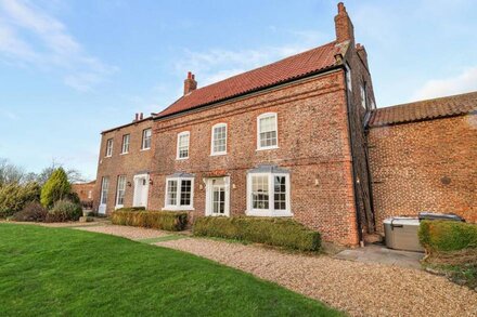 MANOR HOUSE, character holiday cottage, with hot tub in Tadcaster