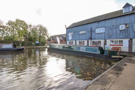 THE GRAIN STORE, pet friendly, with a garden in Wrenbury