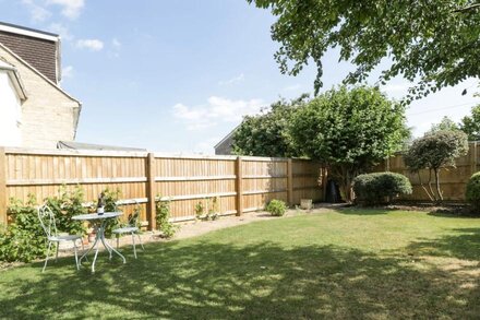 16 MYTHERN MEADOW, pet friendly, with a garden in Bradford-On-Avon