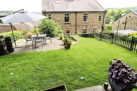 SUNNYSIDE VILLA, pet friendly, with open fire in Holmfirth