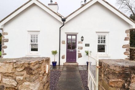 CASTLE HOUSE, pet friendly, character holiday cottage in Dyserth