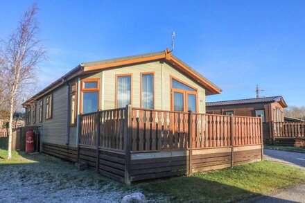 DREAM CATCHER LODGE, family friendly, with hot tub in Carnforth