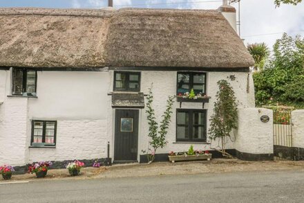 EASTERLY COTTAGE, pet friendly, character holiday cottage in Bude