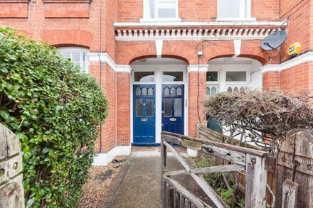 Spacious home off Clapham Common in residential street, 3 x bedrooms, terrace,