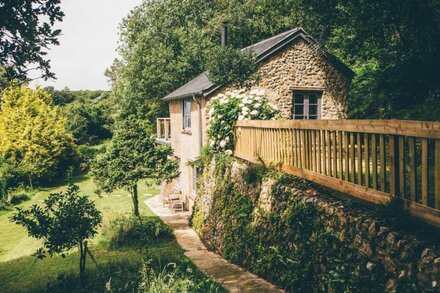 Romantic hillside hideaway with roof terrace and outstanding views