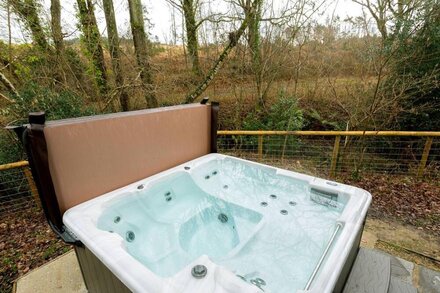 LODGE 8, family friendly, with hot tub in Corfe Castle