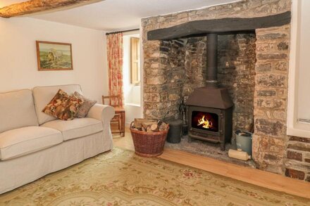 TURNPIKE COTTAGE, pet friendly, with open fire in Woolfardisworthy