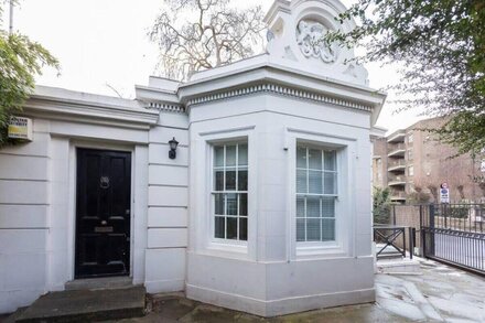 Charmingly unique and Recently Refurbished Watchman's Lodge in Camden Town