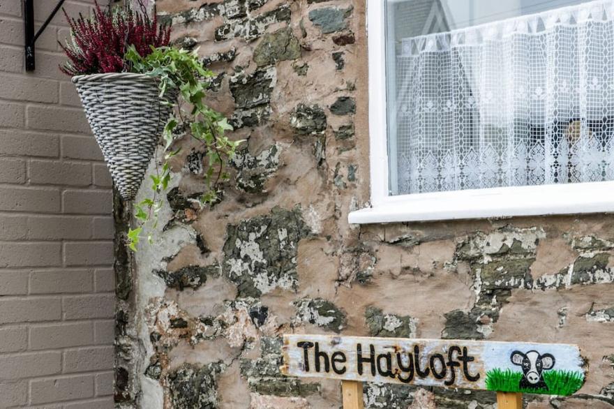 THE HAYLOFT, pet friendly, character holiday cottage in Stiperstones