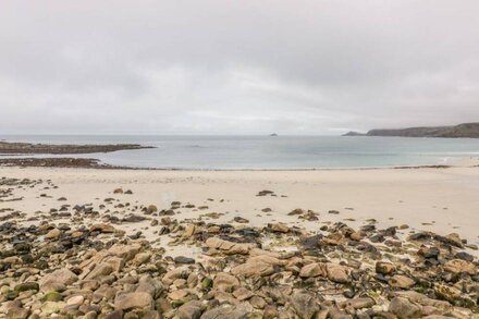 BADGERS LOFT, romantic, character holiday cottage in Sennen Cove