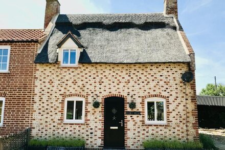 Thatched Beach Cottage - Sea Palling - family & dog friendly