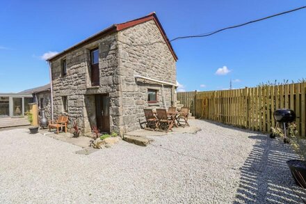 POLGEAR VIEW, romantic, luxury holiday cottage in Four Lanes