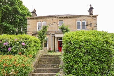 LIBBY'S PLACE, character holiday cottage, with a garden in Haworth