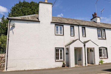 ST. PETERS COTTAGE, pet friendly, with a garden in Milnthorpe