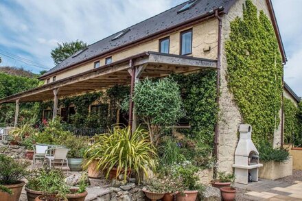 Pass the Keys | Beautiful Cottage - Perfect for Al Fresco Dining