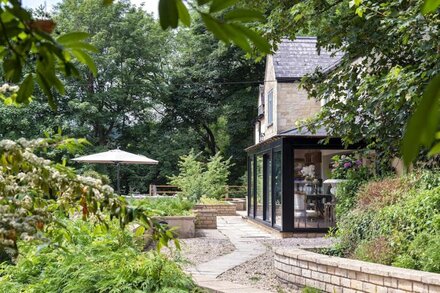 Beautiful hill side house with stunning valley view in the centre of Cotswolds