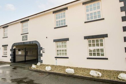 9 THE OAKLEYS, pet friendly, character holiday cottage in Porthmadog