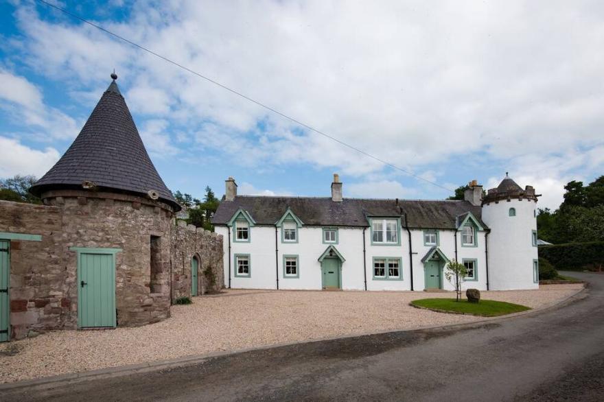 DRYBURGH STIRLING TWO, sleeps 4 in 2 bedrooms near St Boswells