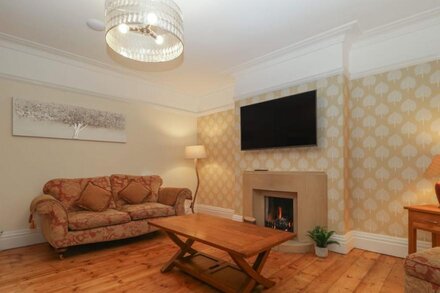 GREENLAWNS, pet friendly, luxury holiday cottage in Burnham-On-Sea