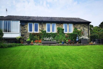 LOWER CROSS, pet friendly, with a garden in Oakworth