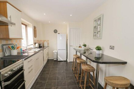 THE WHEAT HOUSE, pet friendly, with a garden in Welford-On-Avon