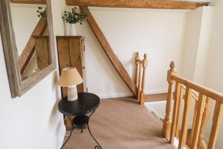 THE WHEAT HOUSE, pet friendly, with a garden in Welford-On-Avon