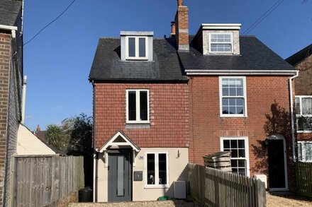 TILE COTTAGE, pet friendly, with a garden in Lymington