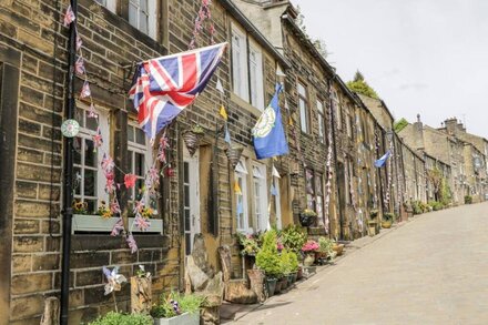 LITTLE BARN, family friendly, with hot tub in Haworth